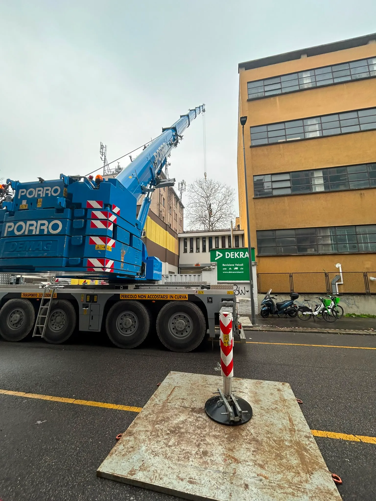 Autogru per abbattimento alberi vicino a un edificio
