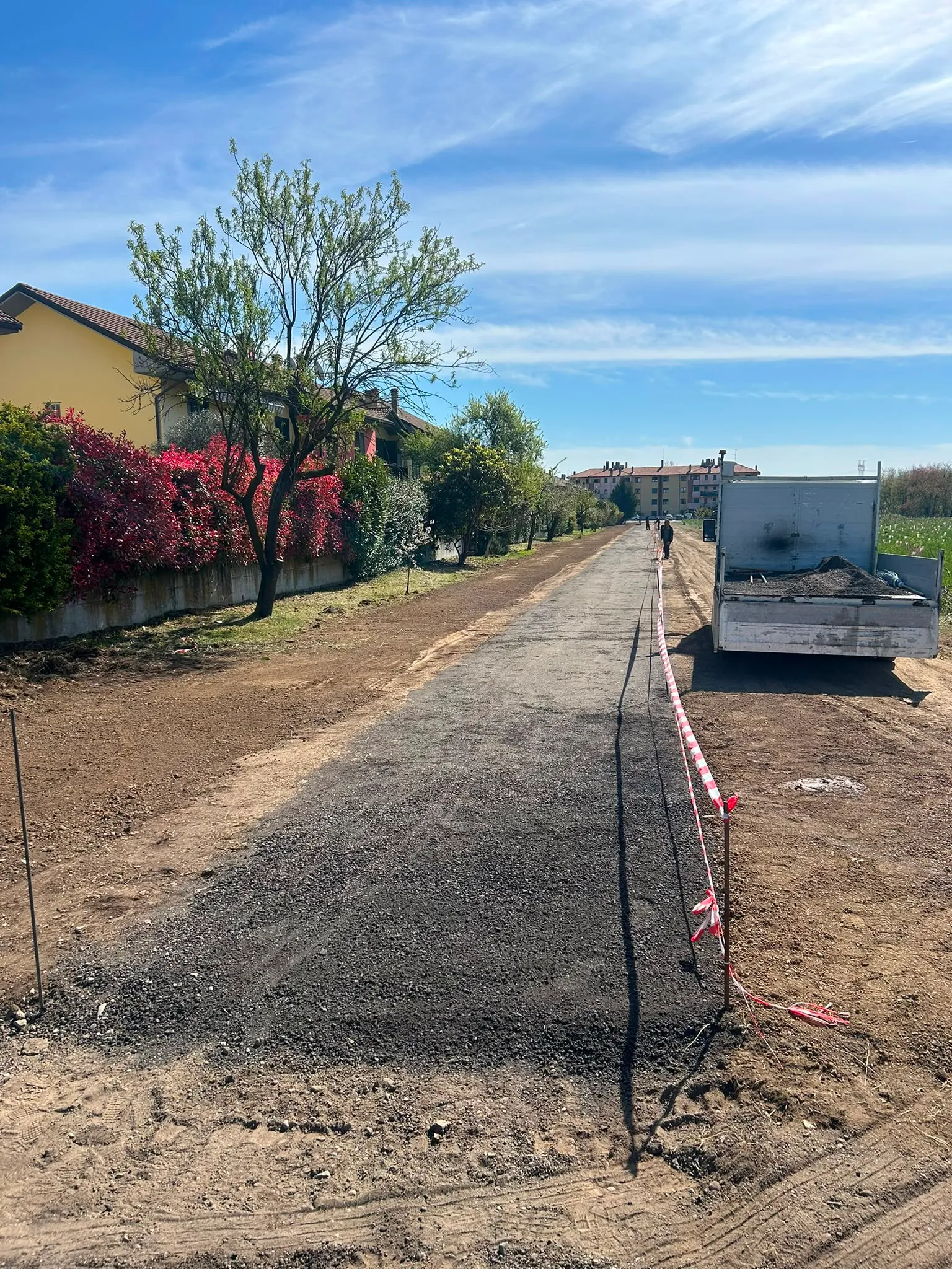 Livellamento di un vialetto con cordonature in giardino