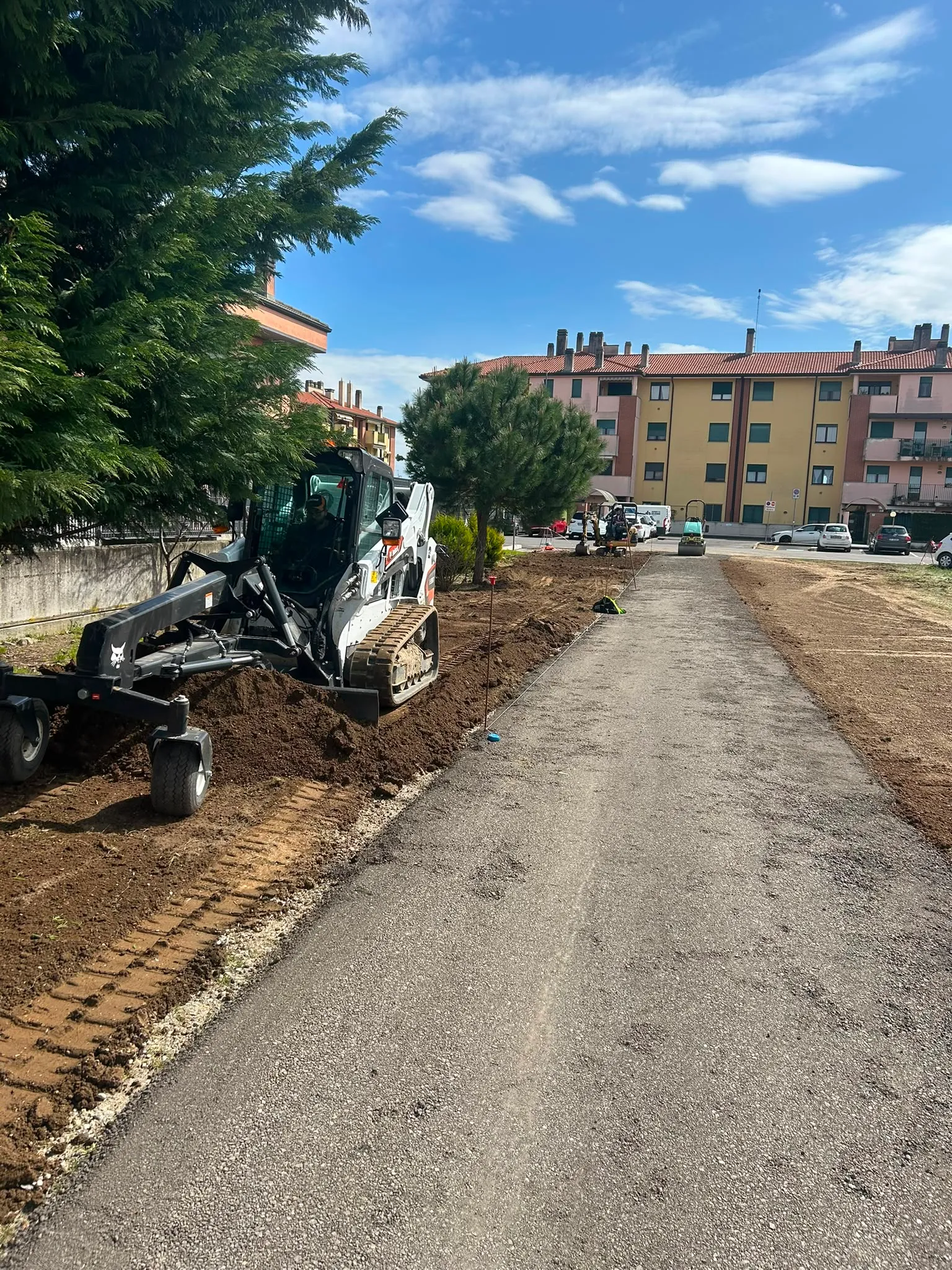 Minipala per livellamento di terreno stradale