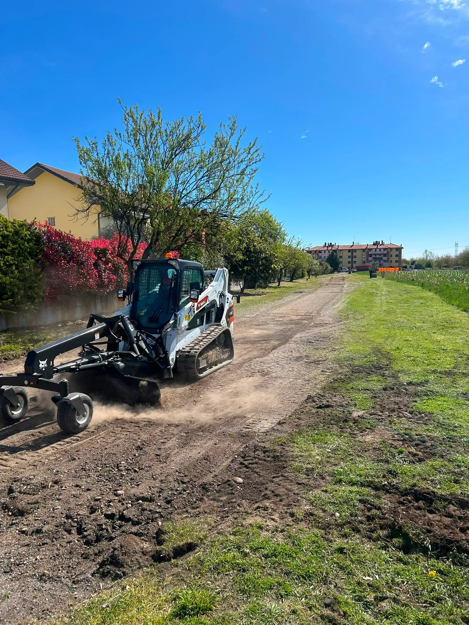 Pulizia e sistemazione di strada e giardino con minipala