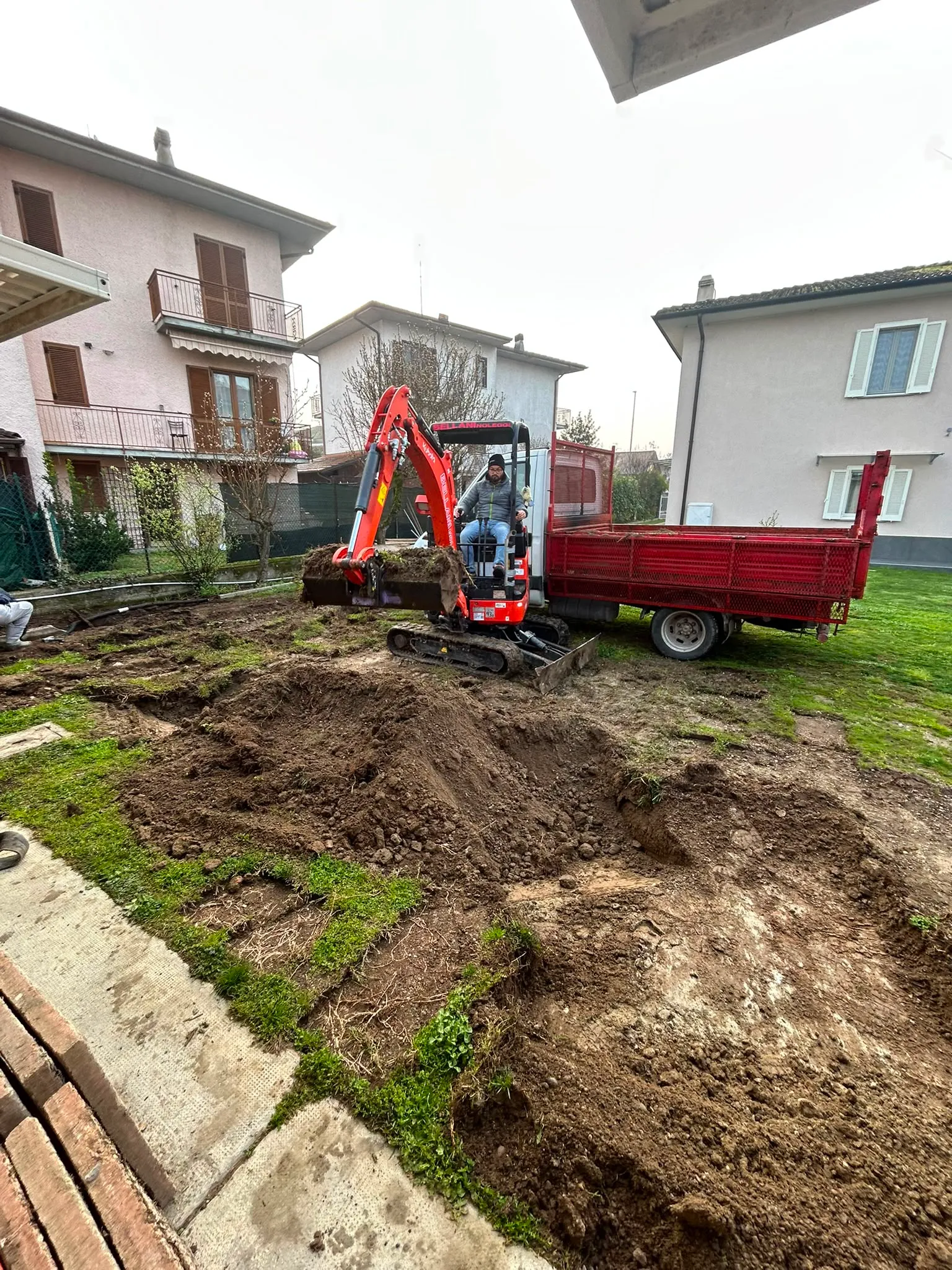 Movimento terra in giardino con mini escavatore