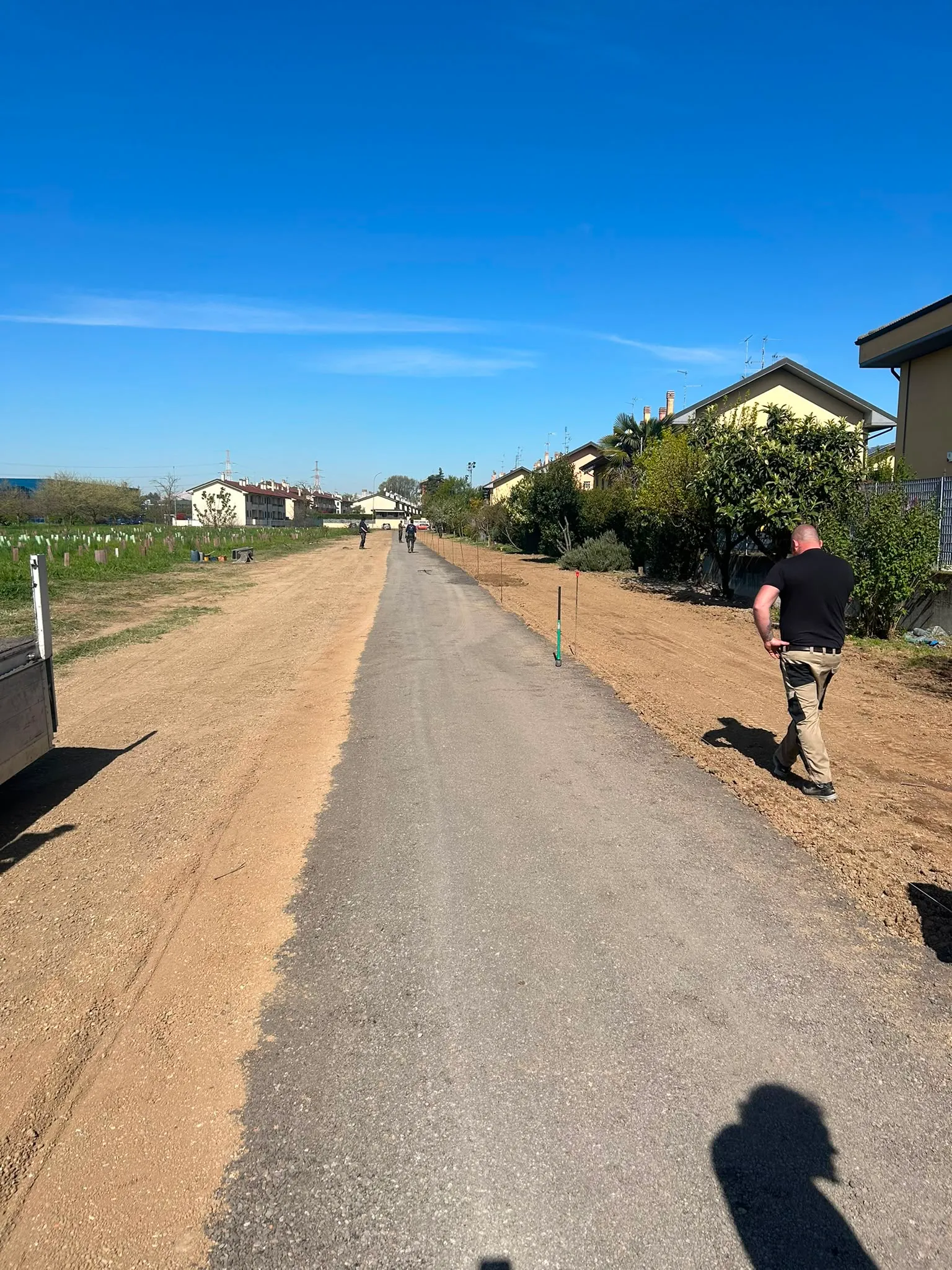 Preparazione del fondo per strada sterrata in area verde