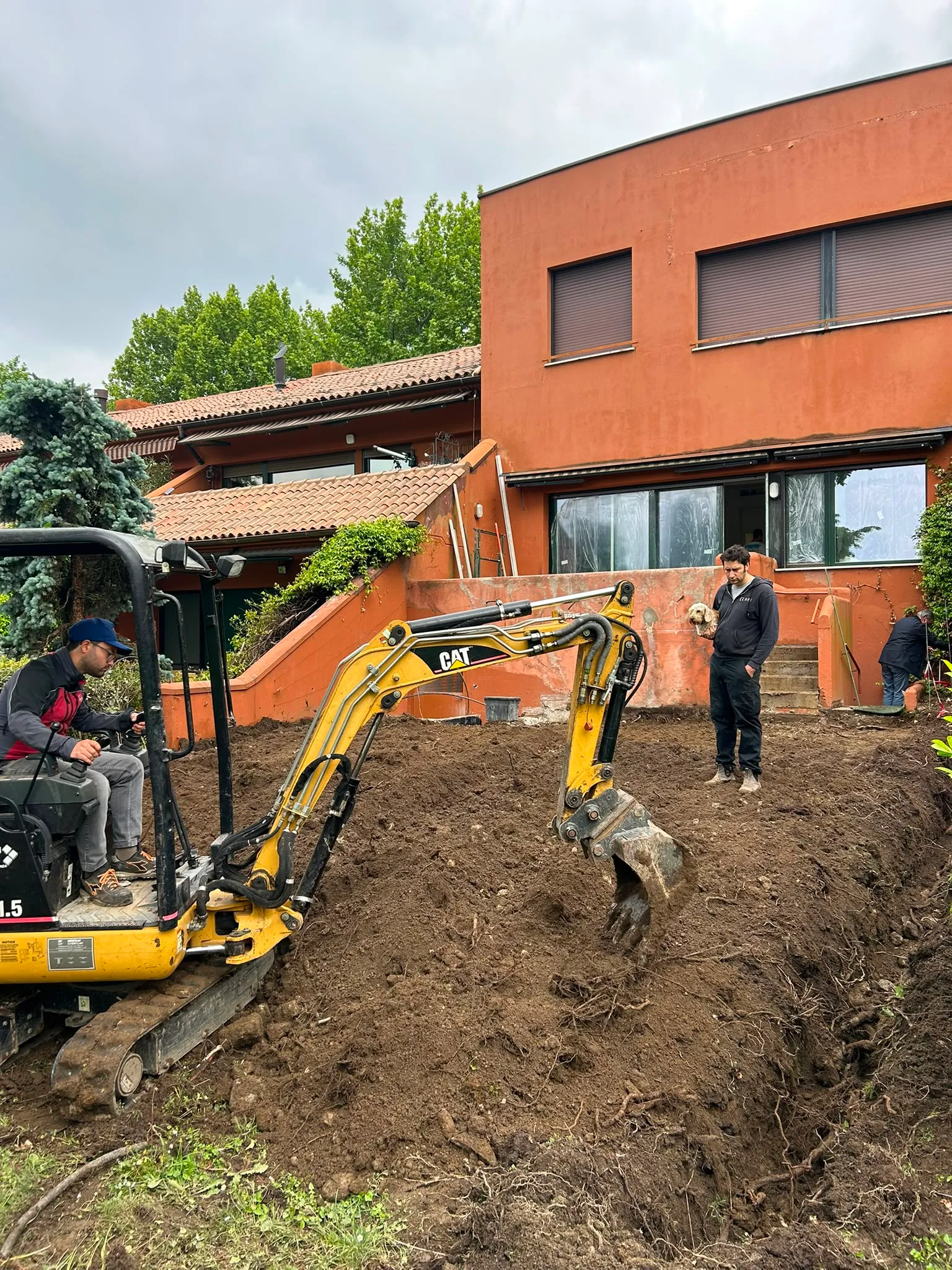 Sbancamento del terreno con mini escavatore