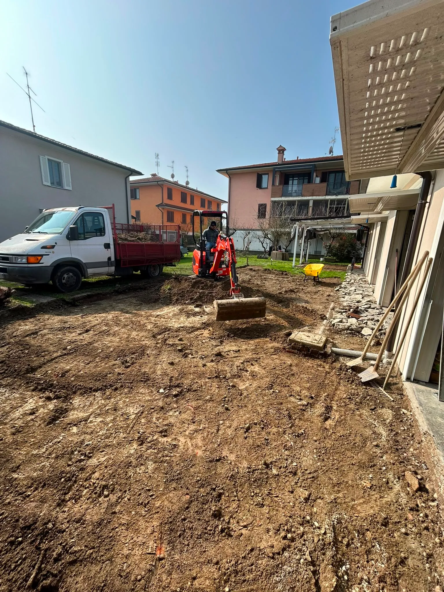 Scavo di un cortile con mini escavatore