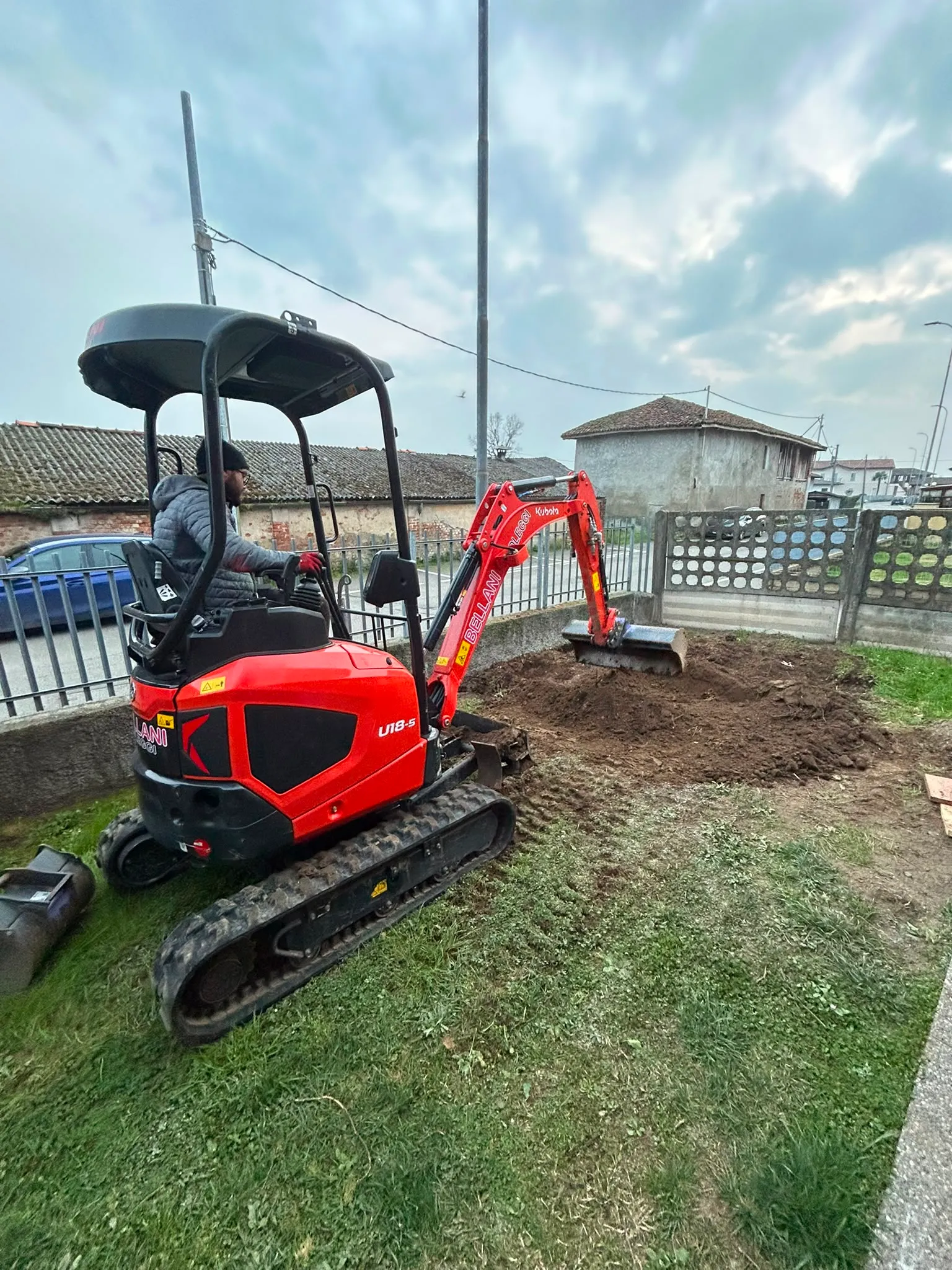 Scavo in giardino con mini escavatore