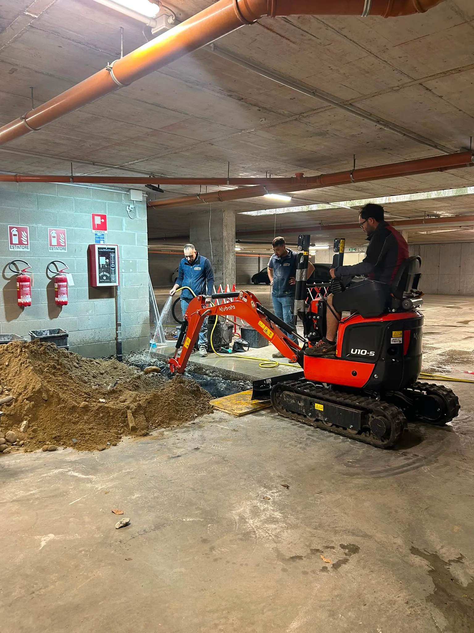 Scavo interno con mini escavatore compatto