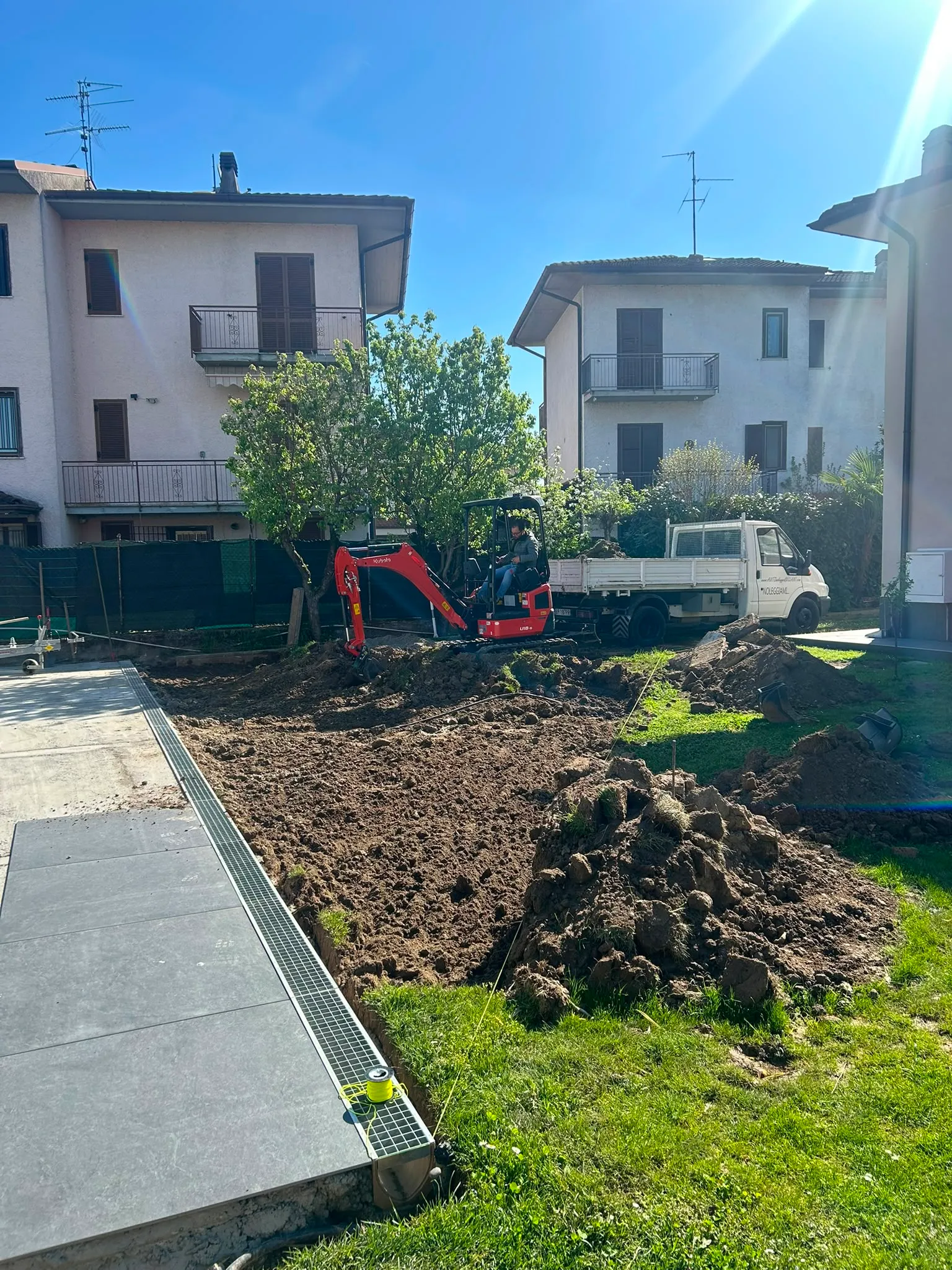 Scavo del terreno in giardino condominiale