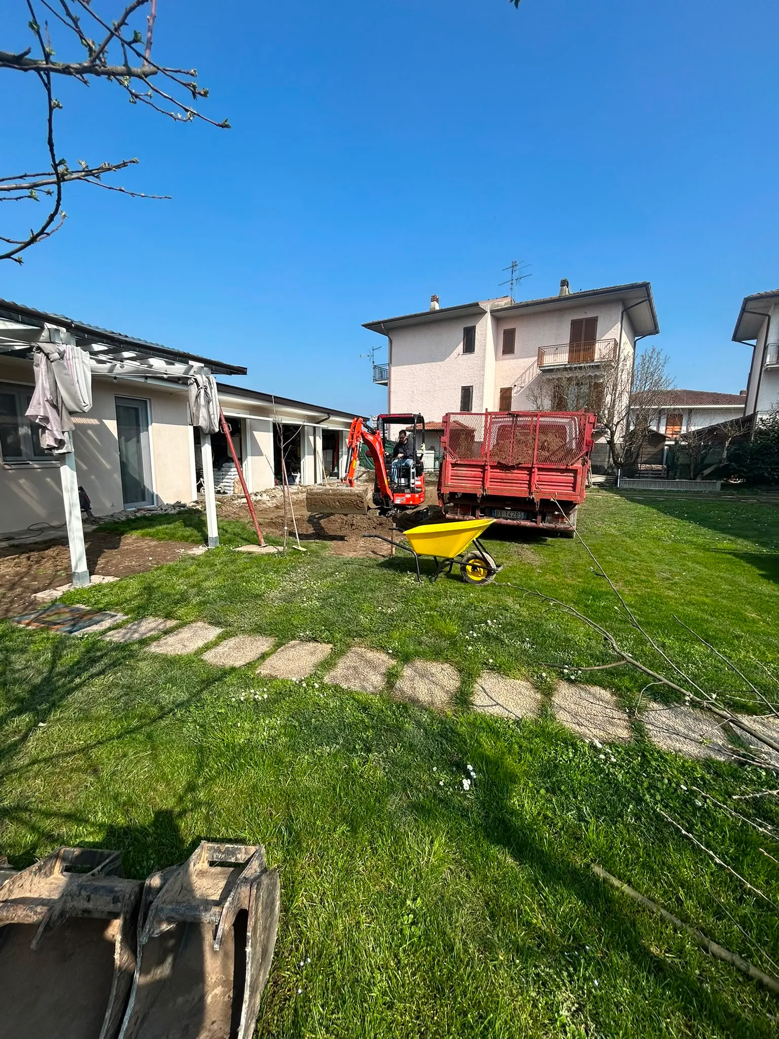 Sistemazione di un giardino con mini escavatore