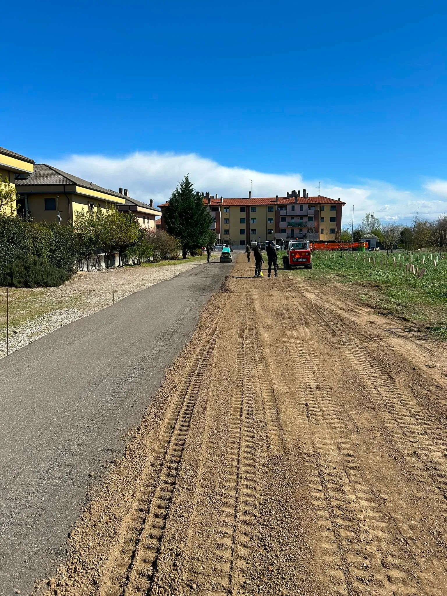 Sistemazione di strada sterrata con livellamento del fondo