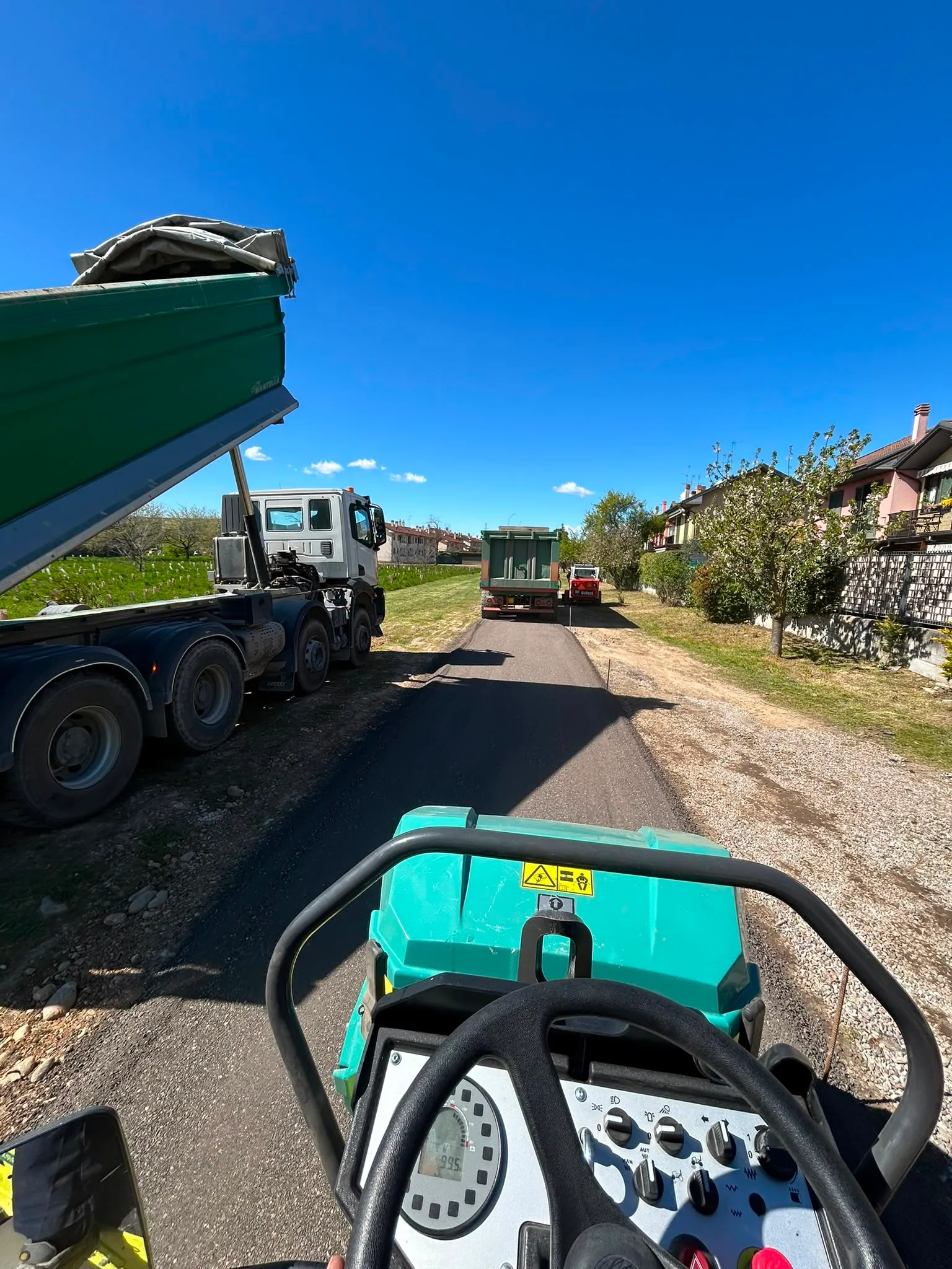 Trasporto di materiale per sistemazione strada e movimento terra